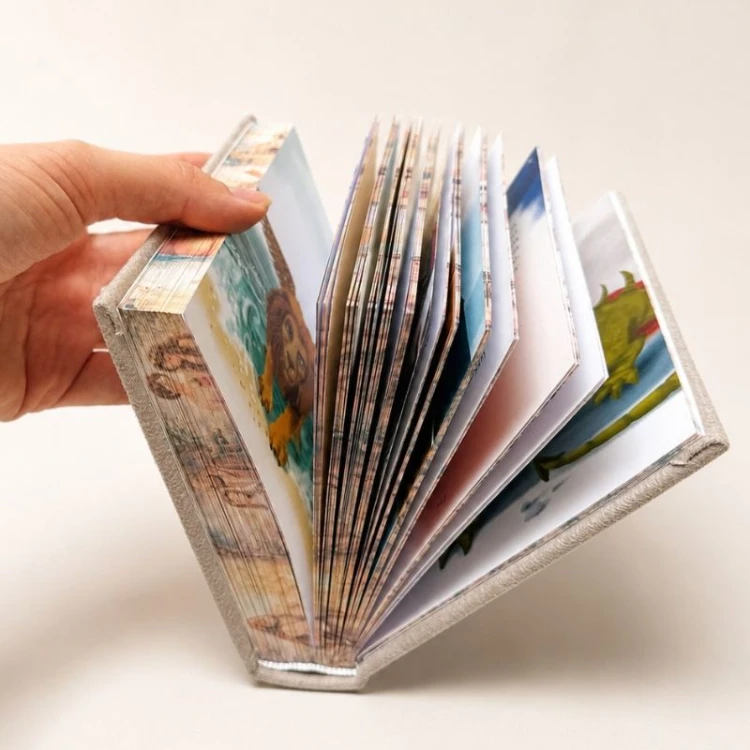 Personalizowana Biblia dla dziewczynki z imieniem i ozdobnymi brzegami stron.