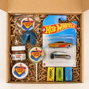 Zestaw prezentowy na Dzień Chłopaka z Hot Wheels i słodyczami