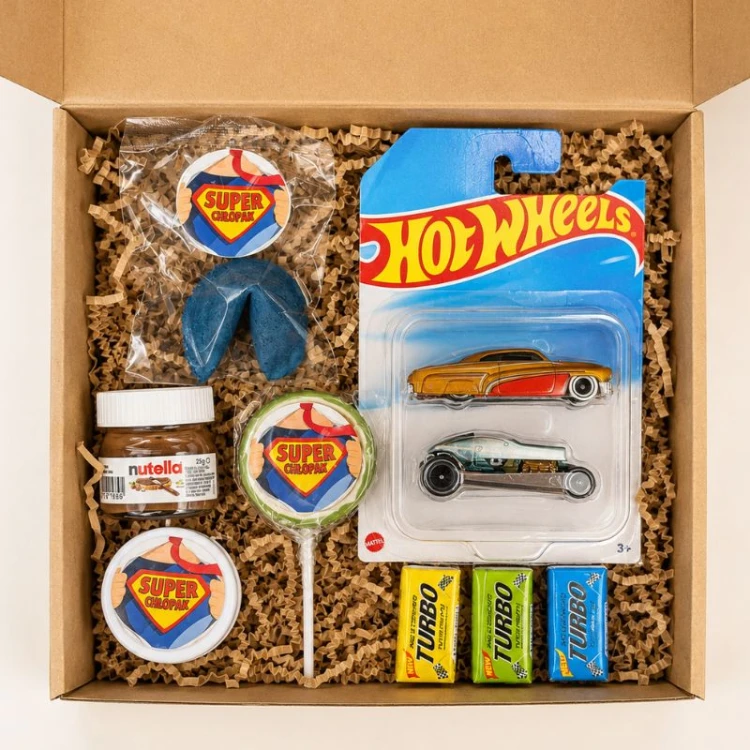 Zestaw prezentowy na Dzień Chłopaka z Hot Wheels, słodyczami, jojo i ciasteczkiem z wróżbą