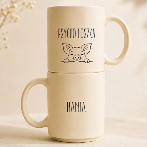 Kremowy kubek Psycho Loszka z imieniem na prezent dla psycholożki.