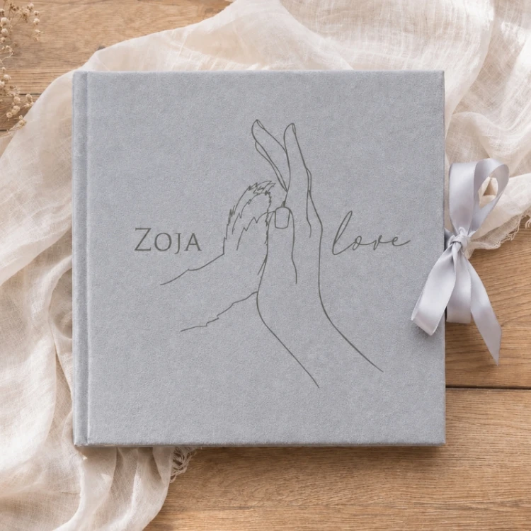 Szary personalizowany album na zdjęcia dla właściciela psa z imieniem i ozdobnym grawerem.
