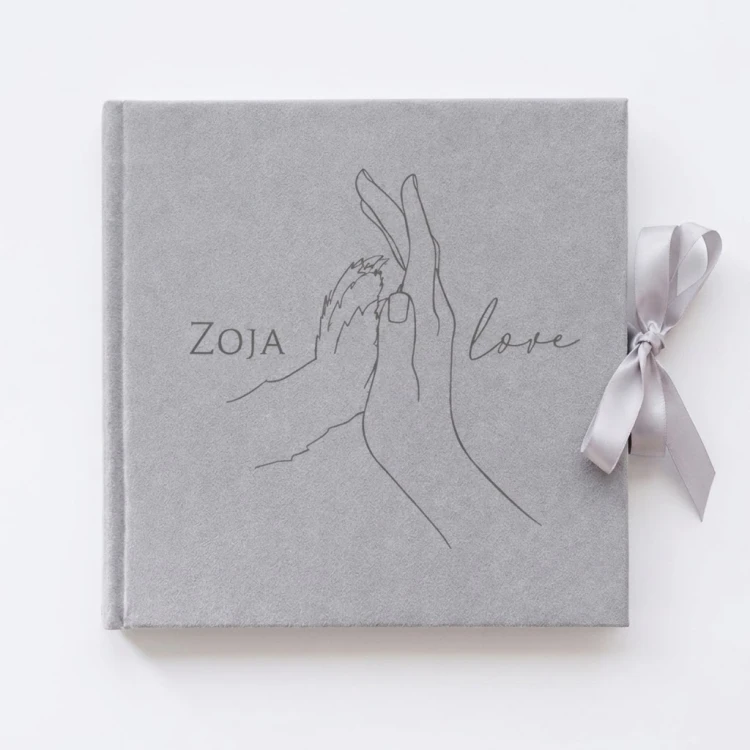 Szary welurowy album na zdjęcia z personalizacją imienia psa.