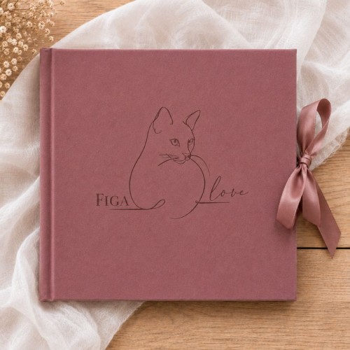 Różowy welurowy album na zdjęcia kota z imieniem, personalizowany prezent dla kociary.