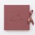 Personalizowany różowy album na zdjęcia z imieniem kota i minimalistycznym grawerem.