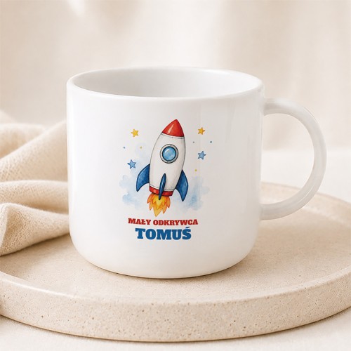 Personalizowany kubek dla chłopca z personalizacją imieniem , kolorową grafiką i napisem Mały Odkrywca.