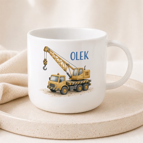 Personalizowany kubek dla chłopca z imieniem dziecka i grafiką żółtego dźwigu.