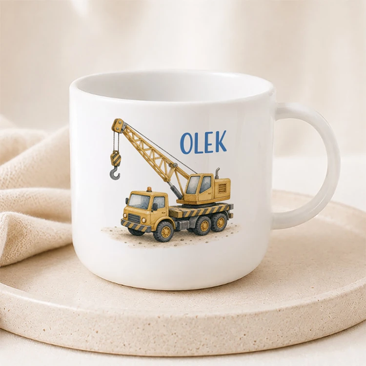 Personalizowany kubek dla chłopca z imieniem dziecka i grafiką żółtego dźwigu.