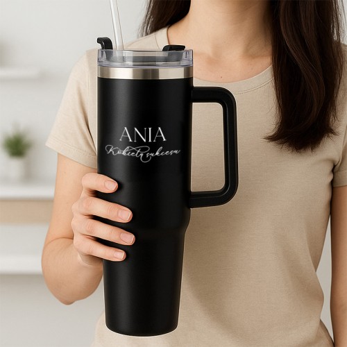 Personalizowany czarny kubek termiczny z imieniem, uchwytem i słomką.