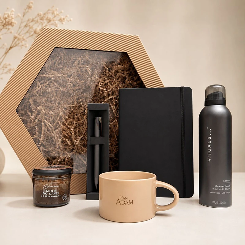Elegancki prezent dla nauczyciela z pianką Rituals Homme i personalizowanym kubkiem