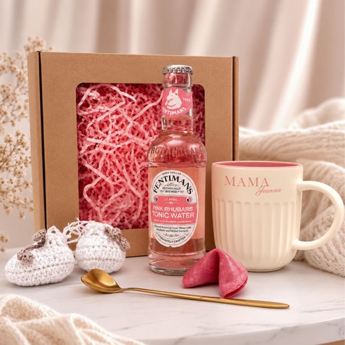 Personalizowany zestaw prezentowy dla świeżo upieczonej mamy z kubkiem i różową lemoniadą.