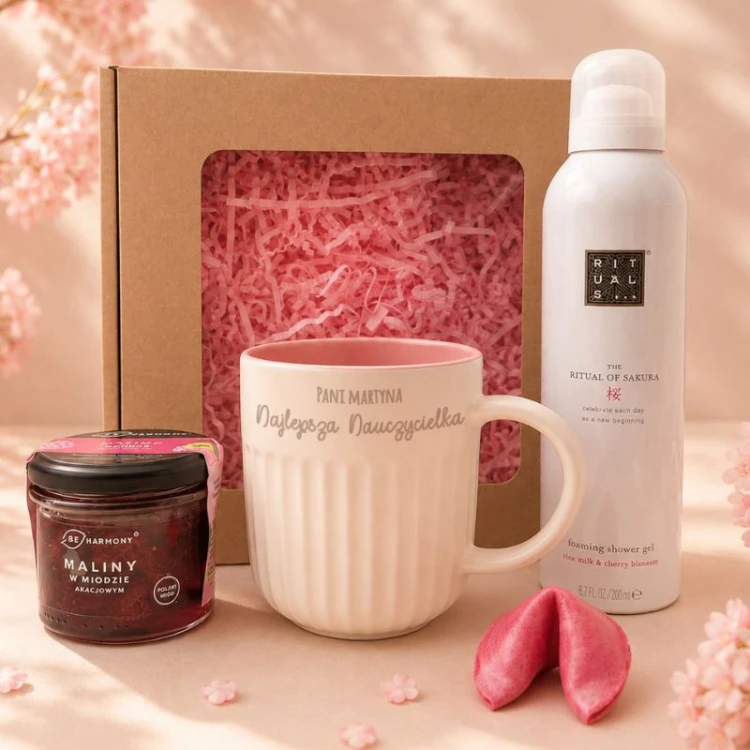 Elegancki prezent na Dzień Nauczyciela z kubkiem personalizowanym i pianką Rituals.