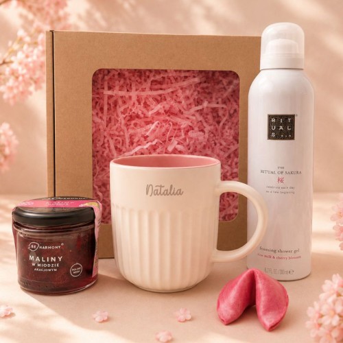 Różowy zestaw prezentowy dla kobiety z pianką Rituals i personalizowanym kubkiem.