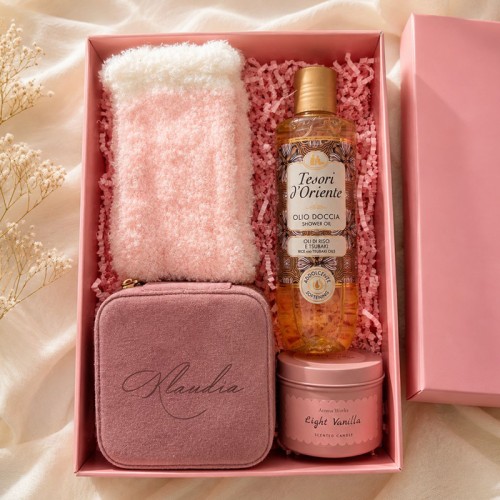 Różowy BOX prezentowy dla niej z personalizowaną welurową szkatułką na biżuterię.