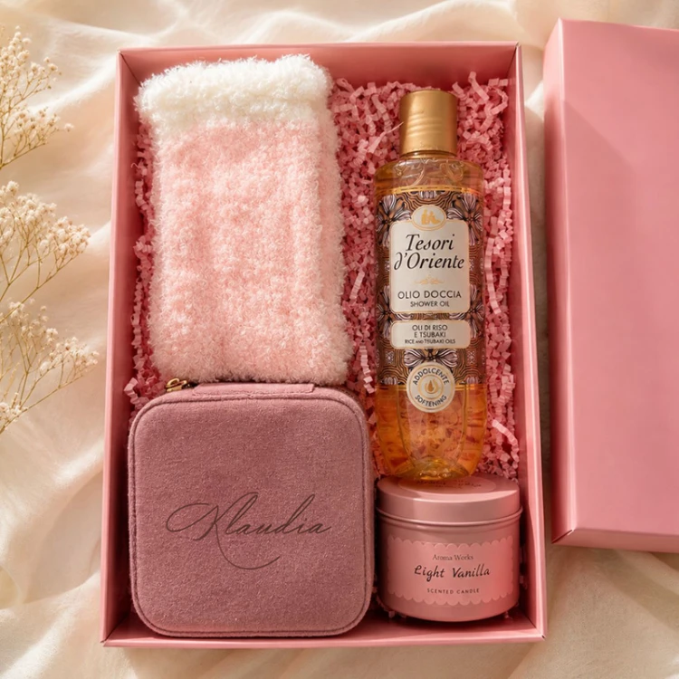 Różowy BOX prezentowy dla niej z personalizowaną welurową szkatułką na biżuterię.