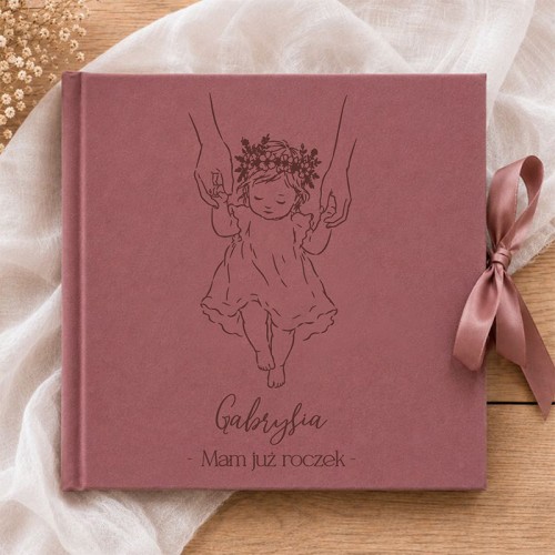 Personalizowany welurowy album dla dziewczynki na roczek z imieniem