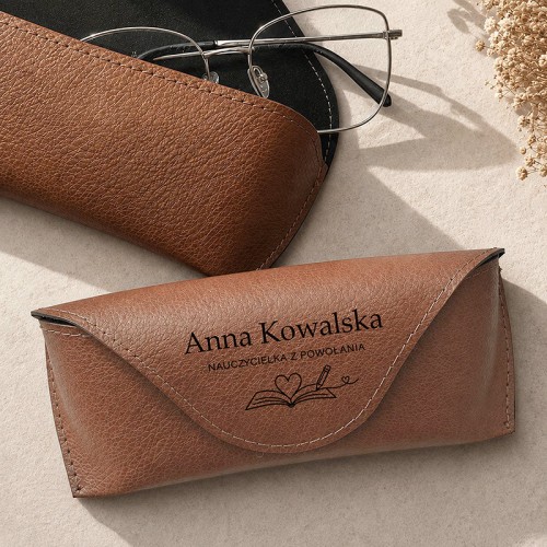 Personalizowane brązowe etui na okulary dla nauczycielki z imieniem i napisem Nauczycielka z powołania.