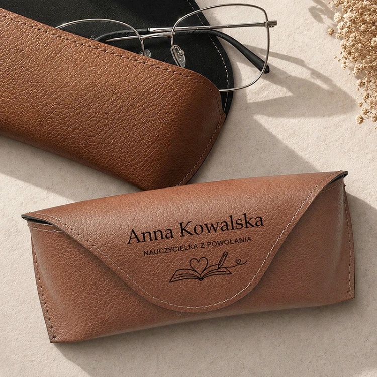Personalizowane brązowe etui na okulary dla nauczycielki z imieniem i napisem Nauczycielka z powołania.
