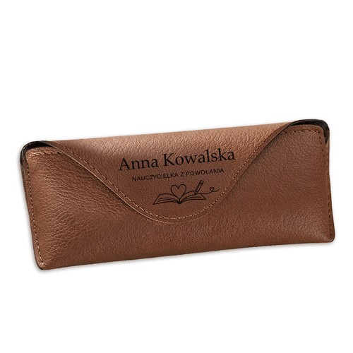 Brązowe etui magnetyczne z eko skóry z personalizacją na prezent dla nauczycielki.