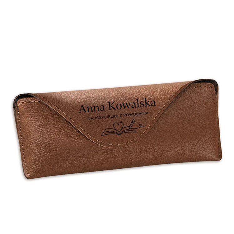 Brązowe etui magnetyczne z eko skóry z personalizacją na prezent dla nauczycielki.