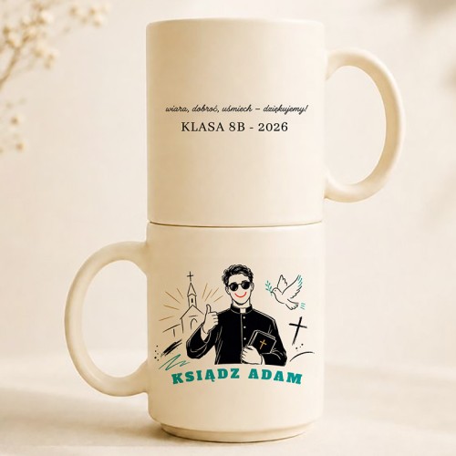 Personalizowany kremowy kubek dla księdza od klasy na zakończenie roku szkolnego.