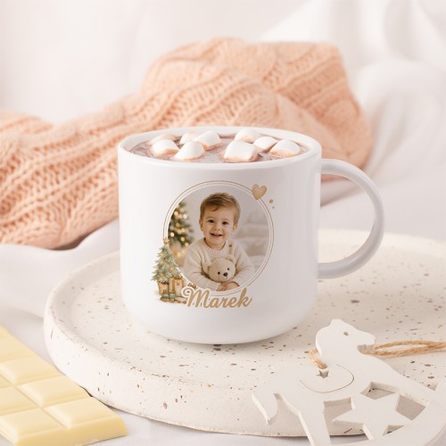 Personalizowany kubek dla dziecka z własnym zdjęciem, imieniem i świąteczną grafiką.