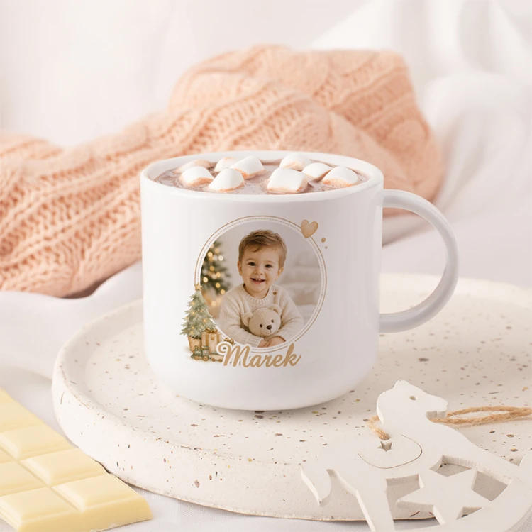 Personalizowany kubek dla dziecka z własnym zdjęciem, imieniem i świąteczną grafiką.