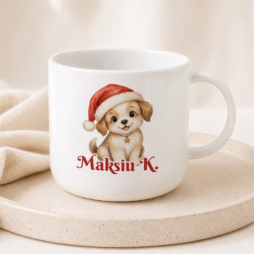 Personalizowany kubek świąteczny dla dziecka z imieniem i uroczym pieskiem w czapce Mikołaja.