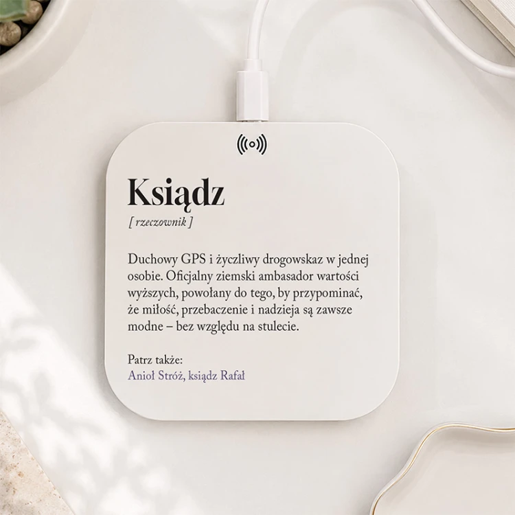 Personalizowana ładowarka indukcyjna z definicją słowa Ksiądz i imieniem.
