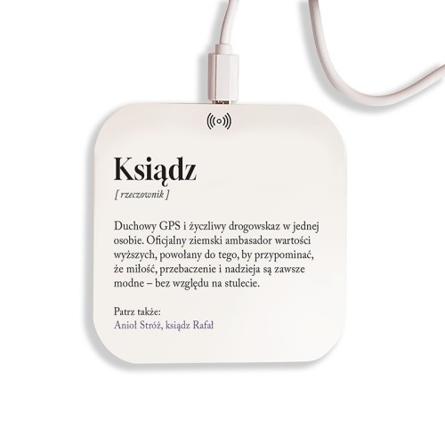Zabawny prezent dla księdza w formie ładowarki indukcyjnej z personalizacją.