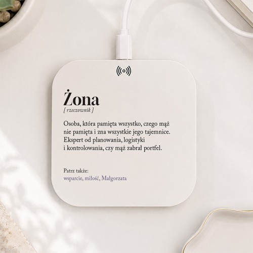 Personalizowana ładowarka indukcyjna dla żony z zabawną definicją słowa Żona i imieniem.