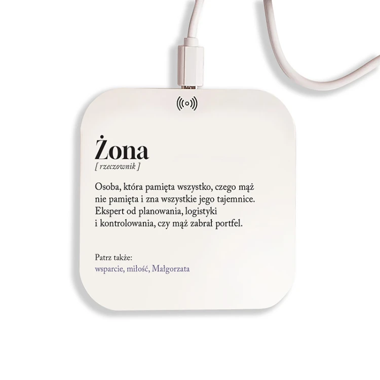 Personalizowana ładowarka indukcyjna dla męża z humorystyczną definicją słowa Mąż i imieniem.