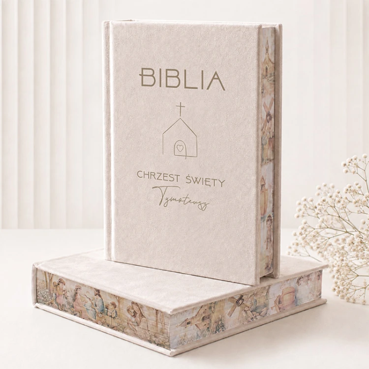 Personalizowana welurowa Biblia na Chrzest Święty z imieniem dziecka i ozdobnymi barwionymi brzegami.