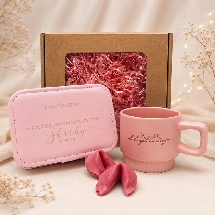 Personalizowany prezent dla nauczycielki ze szkatułką na biżuterię, różowym kubkiem i ciasteczkami.