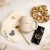 Elegancki MUG GIFT dla niej z personalizowanym kubkiem, kawą, skarpetkami, scrunchie i złotą łyżeczką.