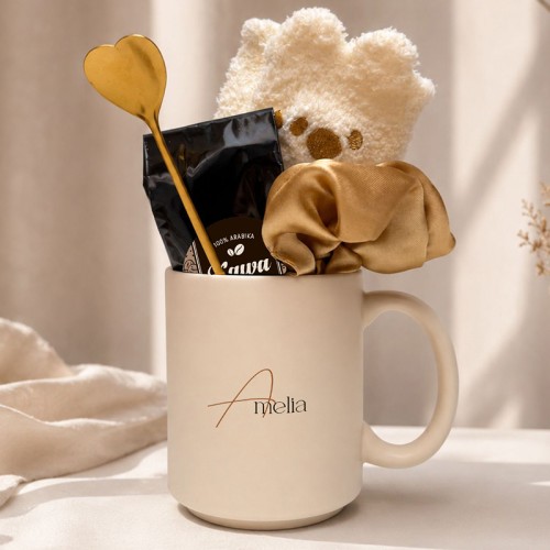 Personalizowany kubek z imieniem i dodatkami jako elegancki prezent dla niej na każdą okazję.