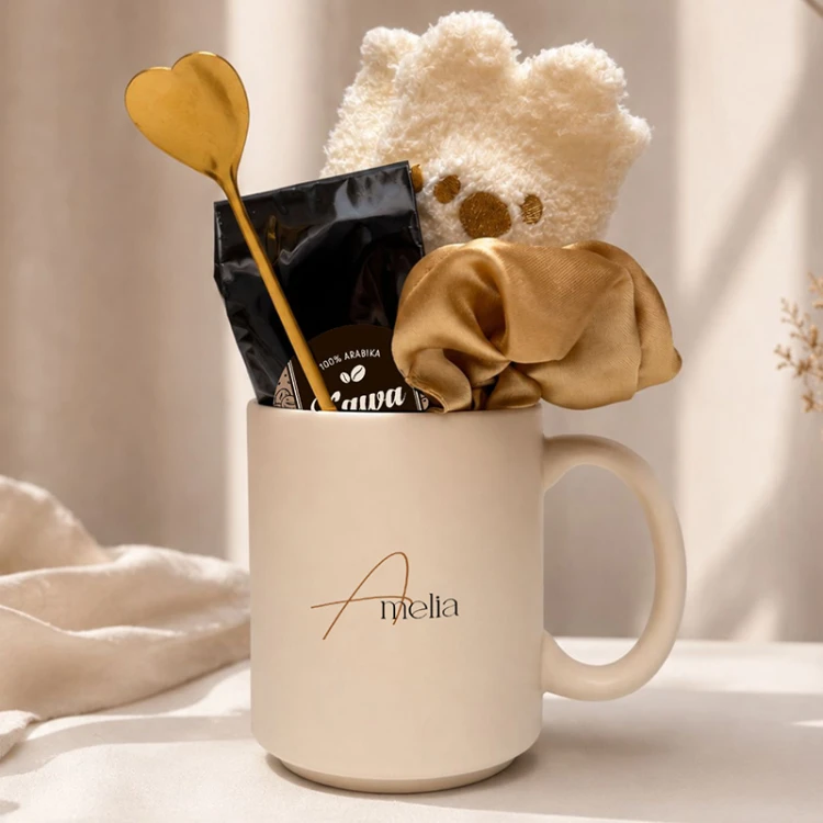 Personalizowany kubek z imieniem i dodatkami jako elegancki prezent dla niej na każdą okazję.