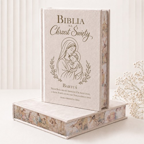 Welurowa Biblia na Chrzest Święty z dedykacją i wizerunkiem Maryi z Dzieciątkiem na jasnej okładce.