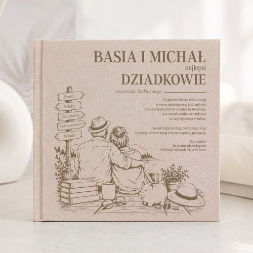 Personalizowana welurowa księga na zdjęcia i wspomnienia jako wspólny prezent dla babci i dziadka.