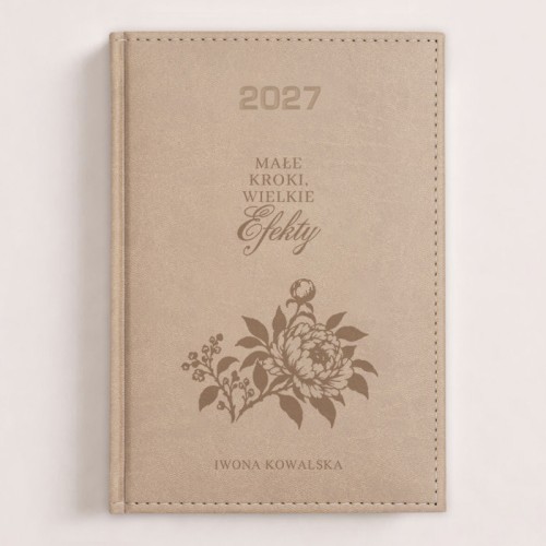 Personalizowany kalendarz książkowy 2027 z imieniem i motywacyjnym kwiatowym wzorem na beżowej okładce.