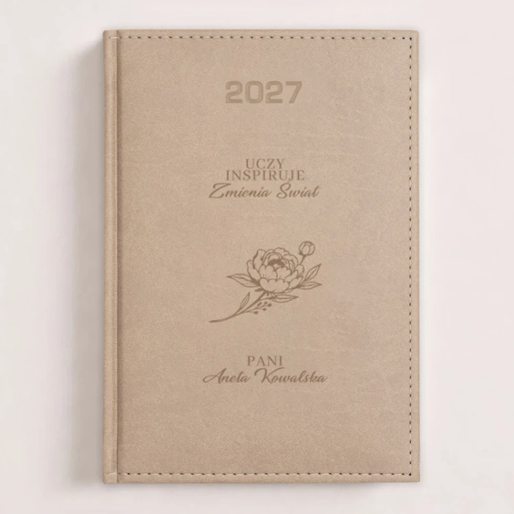 Personalizowany kalendarz książkowy 2027 dla nauczycielki z imieniem i eleganckim kwiatowym wzorem na okładce.