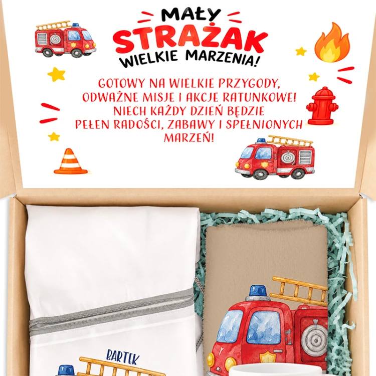 Zestaw prezentowy dla małego strażaka z personalizowanymi elementami i wozem strażackim.