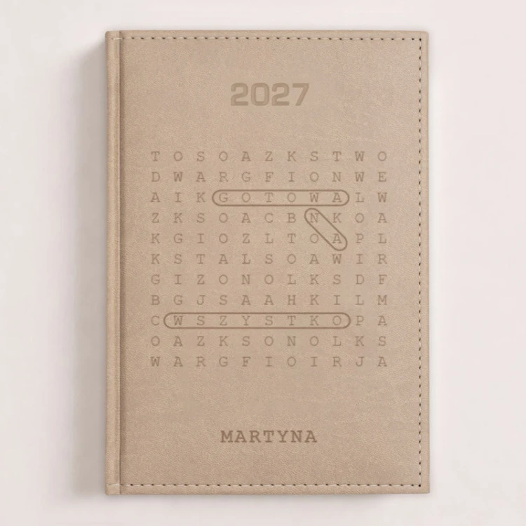 Personalizowany kalendarz książkowy z imieniem dla niej Gotowa na Wszystko na 2027 rok.