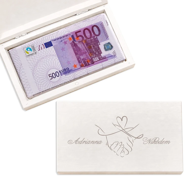 Pudełko na pieniądze dla nowożeńców z personalizowanymi imionami i czekoladą.