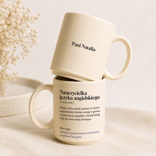Kremowy kubek z definicją dla nauczycielki języka angielskiego i personalizowanym imieniem.
