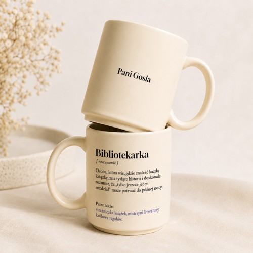 Personalizowany kubek dla bibliotekarki z zabawną definicją i imieniem na prezent.