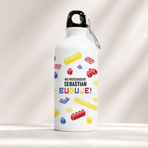 Personalizowany bidon z karabińczykiem dla chłopca fana klocków LEGO.