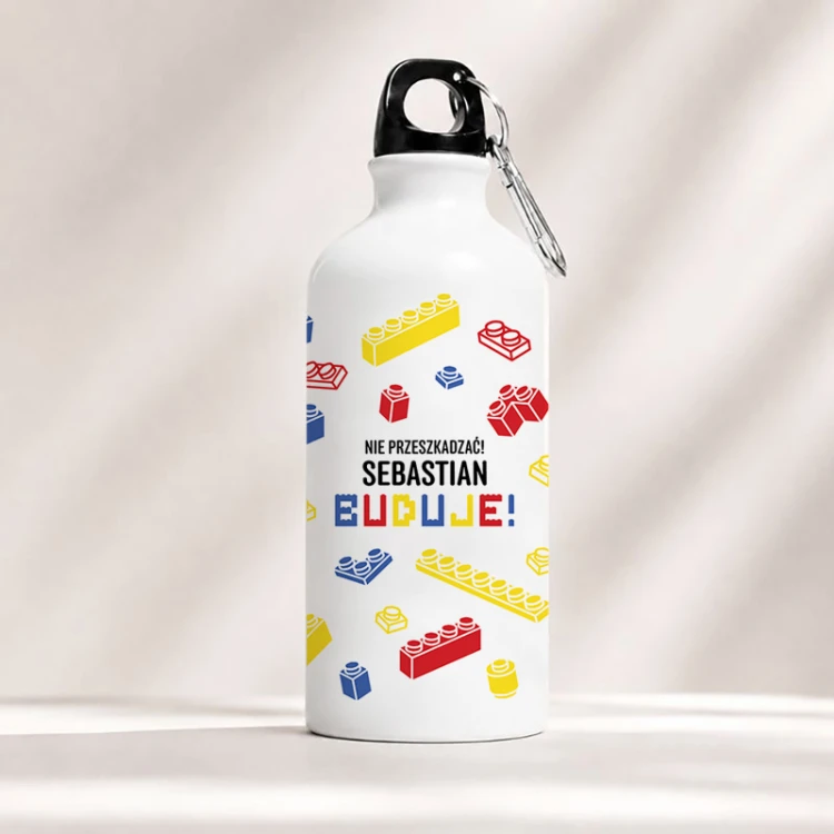 Personalizowany bidon z karabińczykiem dla chłopca fana klocków LEGO.