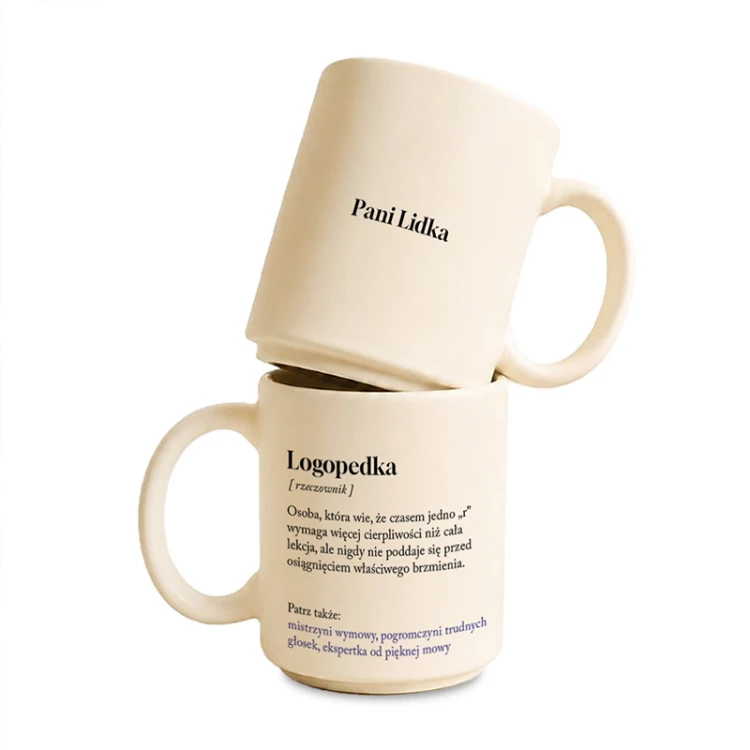 Kremowy kubek dla logopedki z zabawną definicją zawodu oraz imieniem na drugiej stronie produktu.