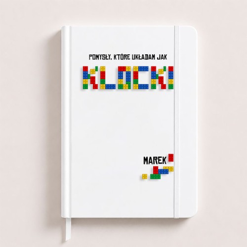 Personalizowany notatnik dla fana LEGO ma kolorową okładkę z imieniem.