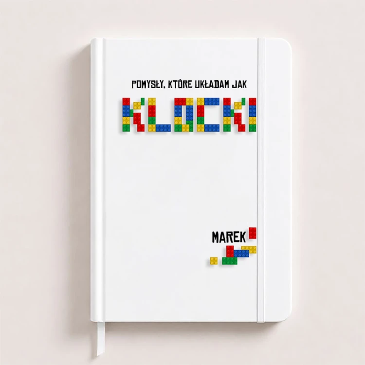 Personalizowany notatnik dla fana LEGO ma kolorową okładkę z imieniem.